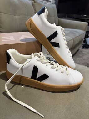New in box Veja Urca Box Label — White Black Natural. Men's size 11